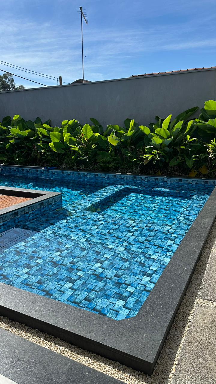 Piscina com pastilhas em mosaico