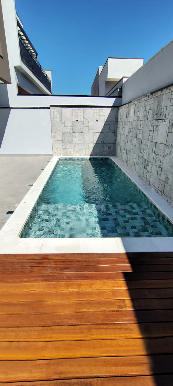 Piscina contemporânea com deck