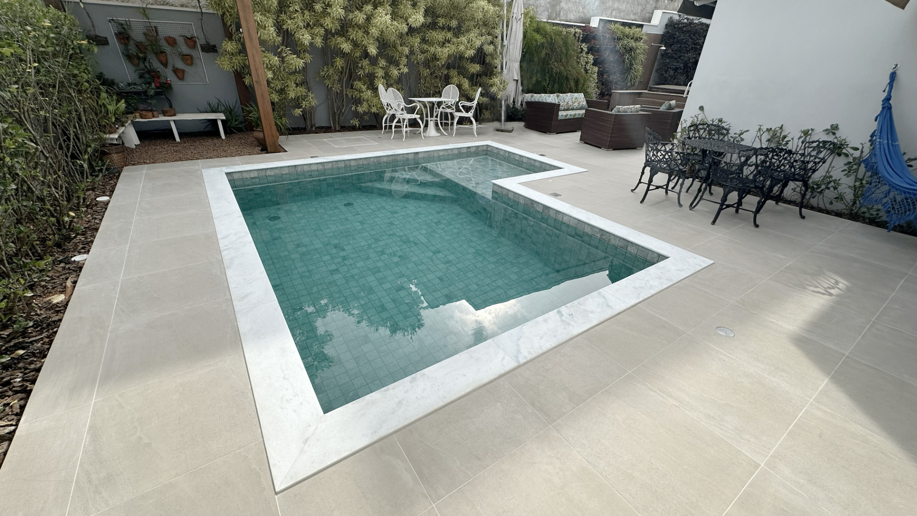 Piscina com borda em mármore