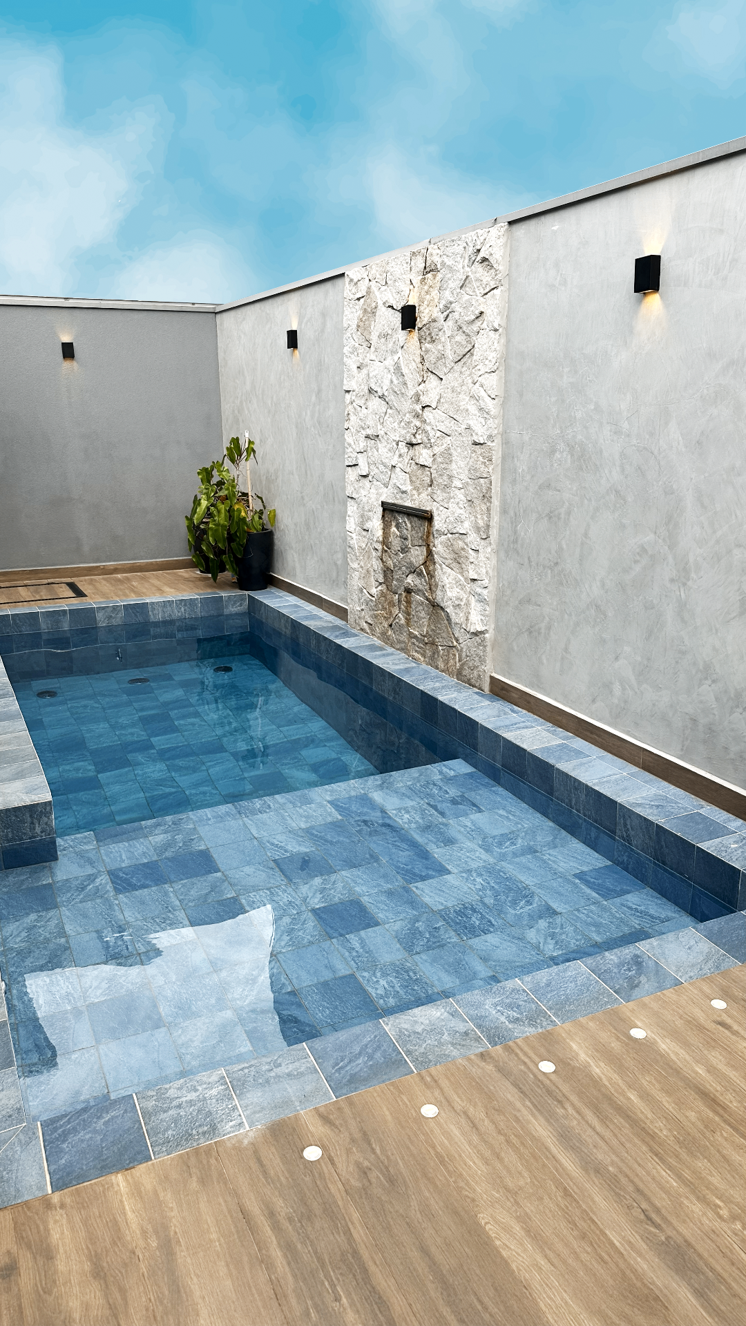 Piscina com parede em pedra