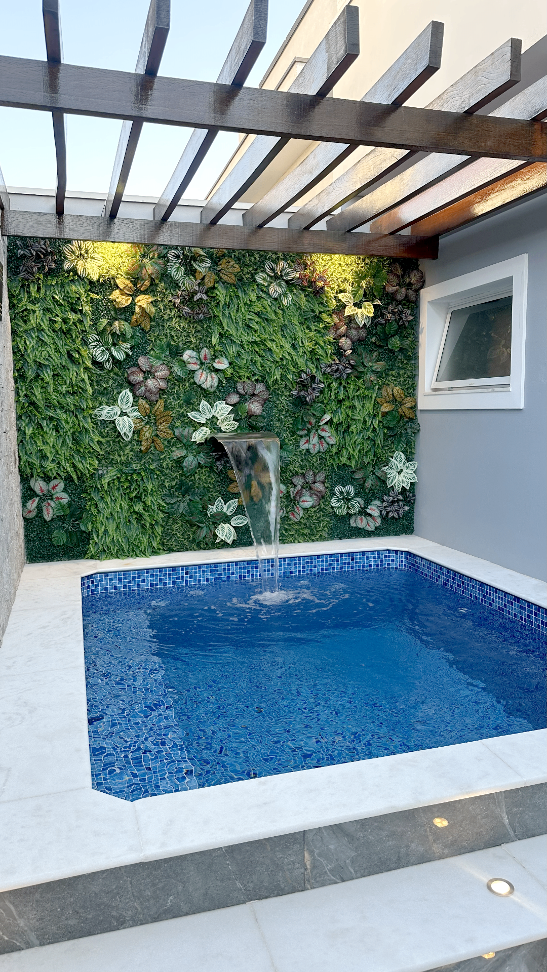 Cascata com jardim vertical