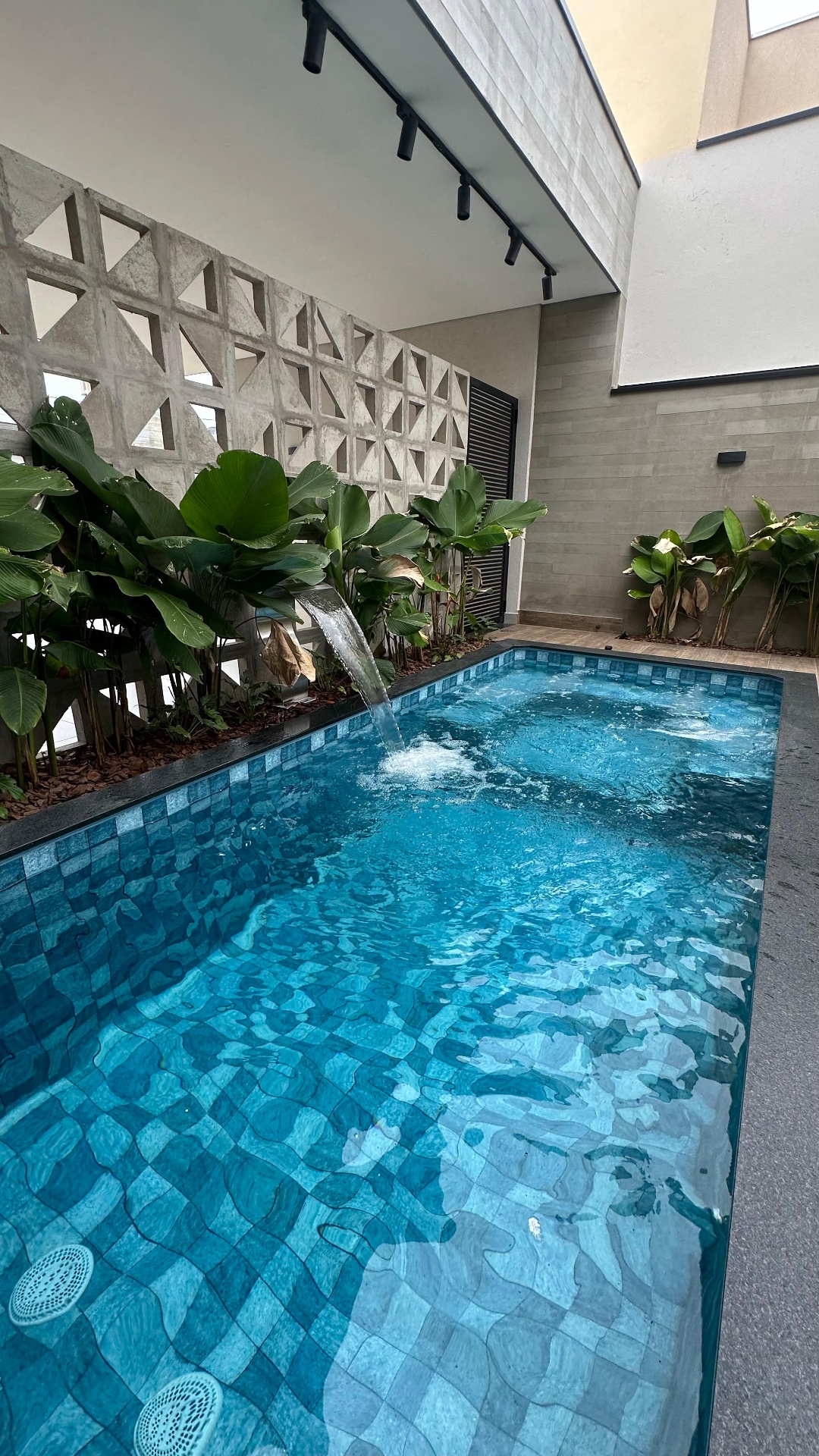 Piscina com cascata e trocador de calor